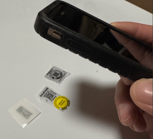 Smartphone scannt AmpGuard-Zentinel DGUV V3 Prüfplakette mit QR Code
